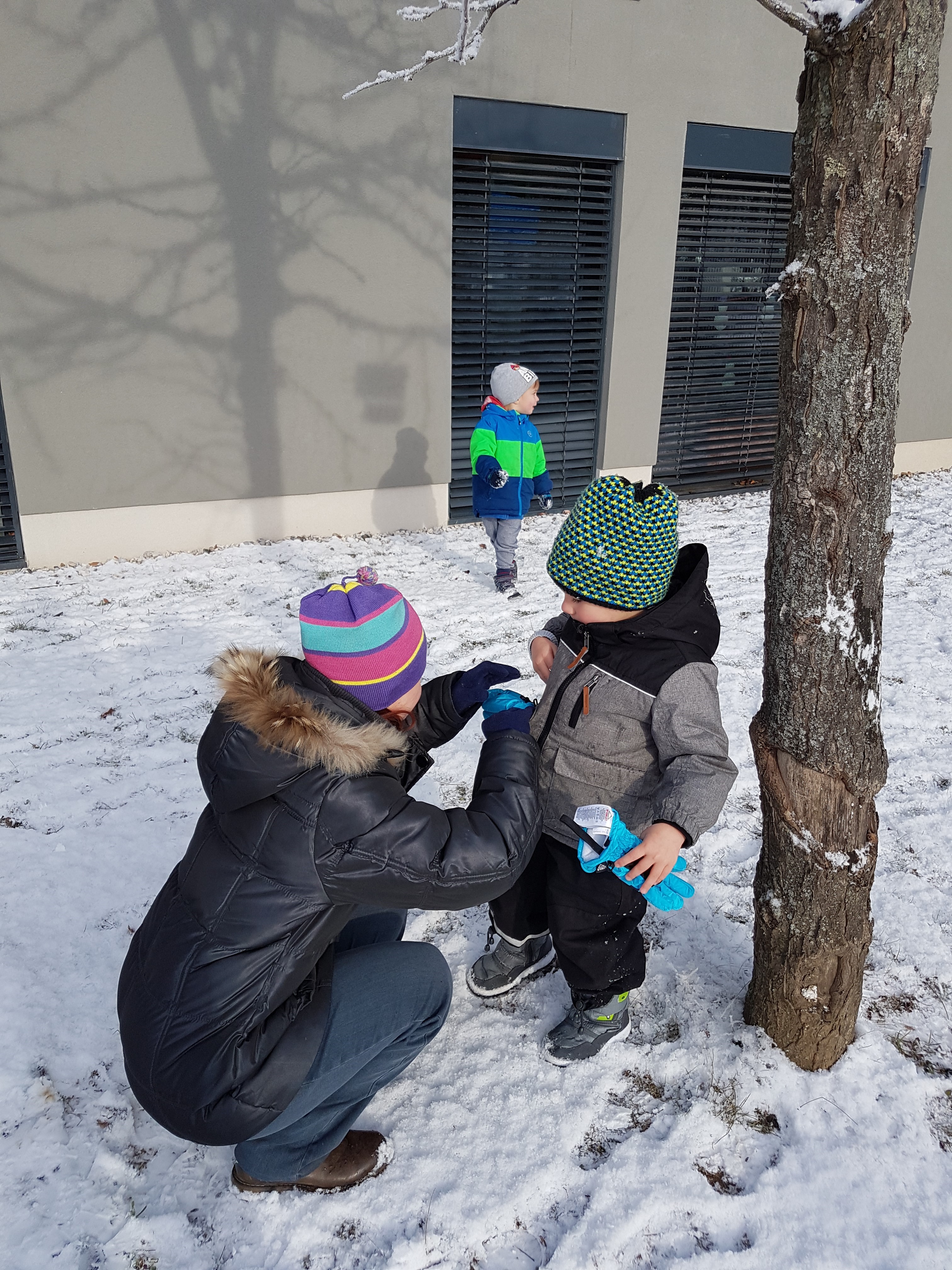 1 VRTEC Tanja skrbi za otroke da jih ne zebe